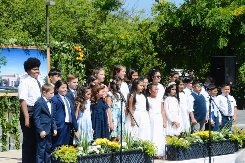 Um coro infantil, composto por membros de congregações locais, apresenta-se com "I Love to See the Temple" na cerimônia de abertura de solo do Templo de Yorba Linda Califórnia em Yorba Linda, Califórnia, no sábado, 18 de junho de 2022.