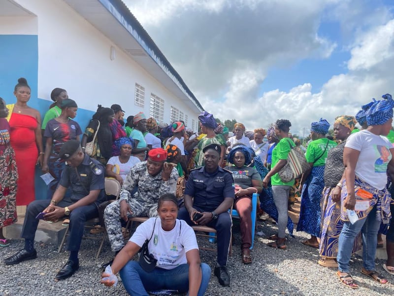 Membros da comunidade reúnem-se para celebrar a entrega da nova unidade de saúde comunitária de Moirba Town, Serra Leoa, em 11 de outubro de 2025.