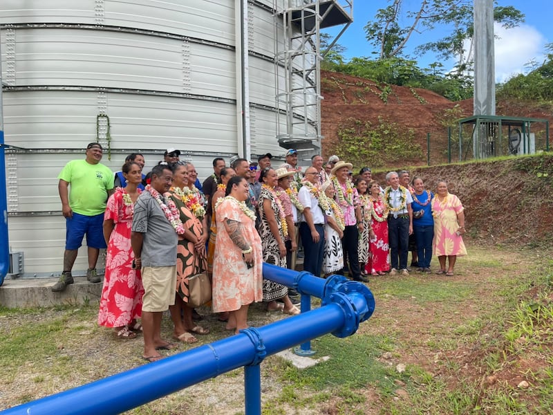 Membros de A Igreja de Jesus Cristo dos Santos dos Últimos Dias e membros da comunidade em Taha'a, Polinésia Francesa, em 6 de outubro de 2026, posam ao lado de novos tanques de água tornados possíveis na ilha graças a doações de A Igreja de Jesus Cristo dos Santos dos Últimos Dias.
