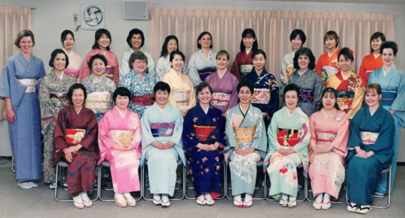 Mulheres da Sociedade de Socorro do Ramo Yamate vestem quimonos tradicionais japoneses durante a celebração em setembro de 2001 durante uma comemoração de um século de A Igreja de Jesus Cristo dos Santos dos Últimos Dias no Japão.