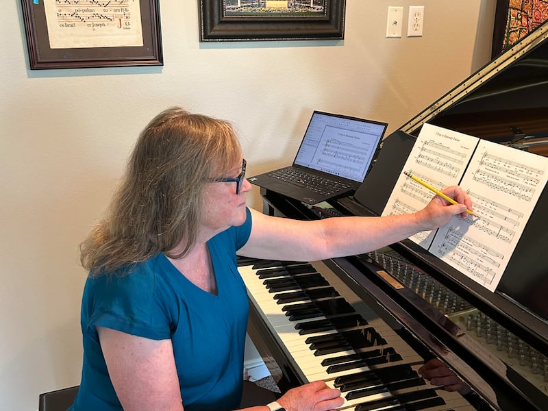 Delys Waite Snyder compõe música ao seu piano em Salem, Utah, em 15 de maio de 2026.