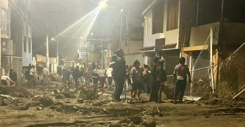 Residentes locais e voluntários de serviço de A Igreja de Jesus Cristo dos Santos dos Últimos Dias avaliam os danos de inundações e deslizamentos de terra causados por chuvas torrenciais em Arequipa, Peru, em 19 de fevereiro de 2026.