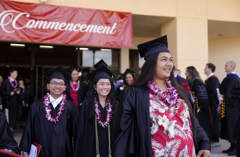 Os graduados da BYU–Hawaii saem do Cannon Activities Center de Laie, Hawaii, após a formatura na sexta-feira, 12 de dezembro de 2025.