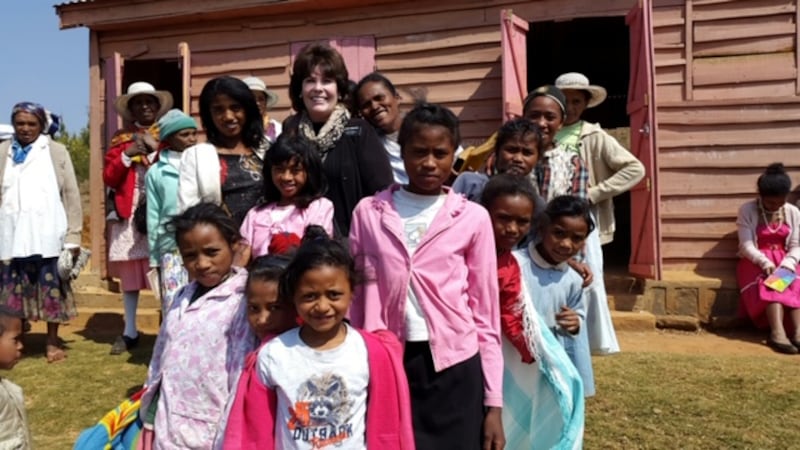 Irmã Rossiter rodeada de crianças em Madagascar. Ela serviu uma missão de 2014 a 2016.
