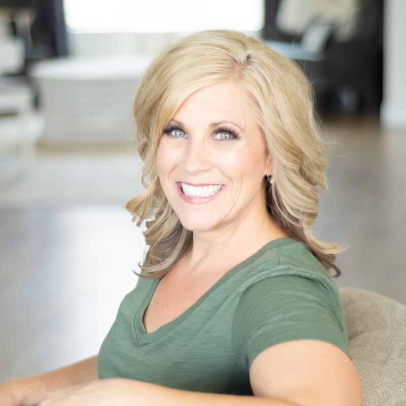 Samantha Fogg Nielsen é uma mãe solo de três filhos, do Arizona, que compartilha sua história sobre ser um membro divorciado de A Igreja de Jesus Cristo dos Santos dos Últimos Dias.