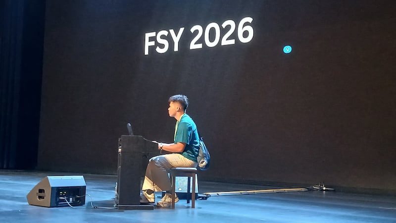 Um jovem toca piano em uma conferência internacional Para a Força da Juventude em Bangkok, Tailândia, 18 de junho de 2026.