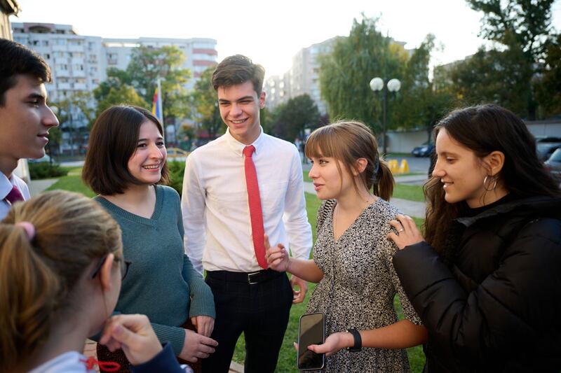 Jovens do Ramo Brasov se reúnem após a reunião com Élder David A. Bednar, do Quórum dos Doze Apóstolos em Bucareste, Romênia, no sábado, 15 de outubro de 2022.