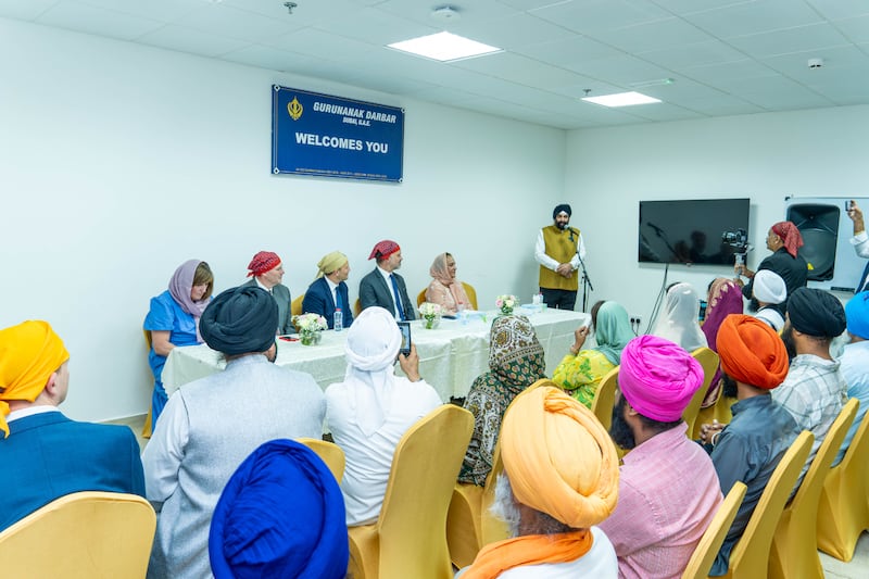 Surender Singh Kandhari, presidente do Guru Nanak Darbar Gurudwara, um templo Sikh, faz observações iniciais antes de uma cerimônia de distribuição de kits de alimentos em Dubai, Emirados Árabes Unidos, no domingo, 30 de agosto de 2026. Os kits de alimentos foram montados por membros da comunidade Sikh e membros de A Igreja de Jesus Cristo dos Santos dos Últimos Dias em um projeto de serviço combinado.