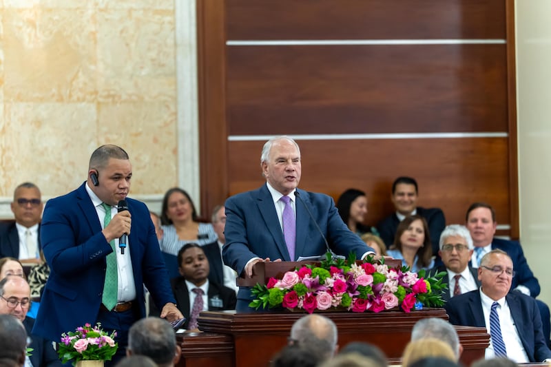 Com a assistência de um intérprete, Elder Ronald A. Rasband do Quórum dos Doze Apóstolos fala a uma congregação de mais de 800 missionários.