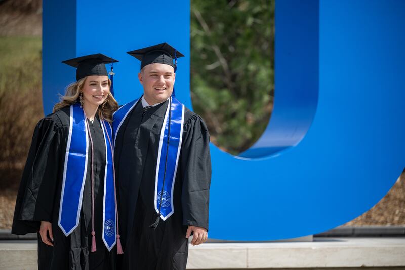 Graduados da BYU–Idaho reúnem-se ao redor do campus em Rexburg, Idaho, para as cerimônias de formatura e colação de grau na sexta-feira, 10 de abril de 2026.