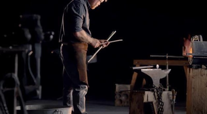 Uma imagem do vídeo "Refiner's Fire", que demonstra como as provações refinam os indivíduos.
