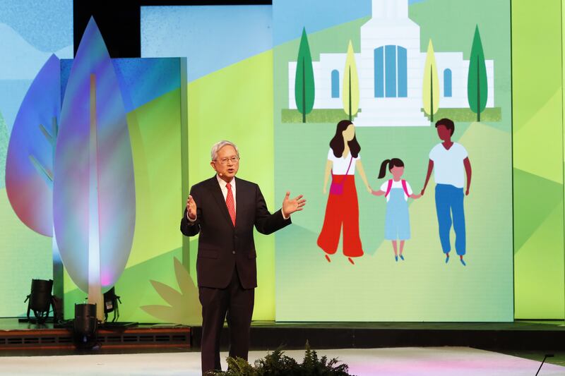 Élder Gerrit W. Gong, do Quórum dos Doze Apóstolos, fala durante o evento Cara a Cara para crianças e jovens, em 17 de novembro de 2019.