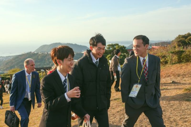 Jovens adultos solteiros conversam uns com os outros em um congresso YSA no Shonan Village Center em Hayama Town, Prefeitura de Kanagawa, Japão, em 23 de novembro de 2025.