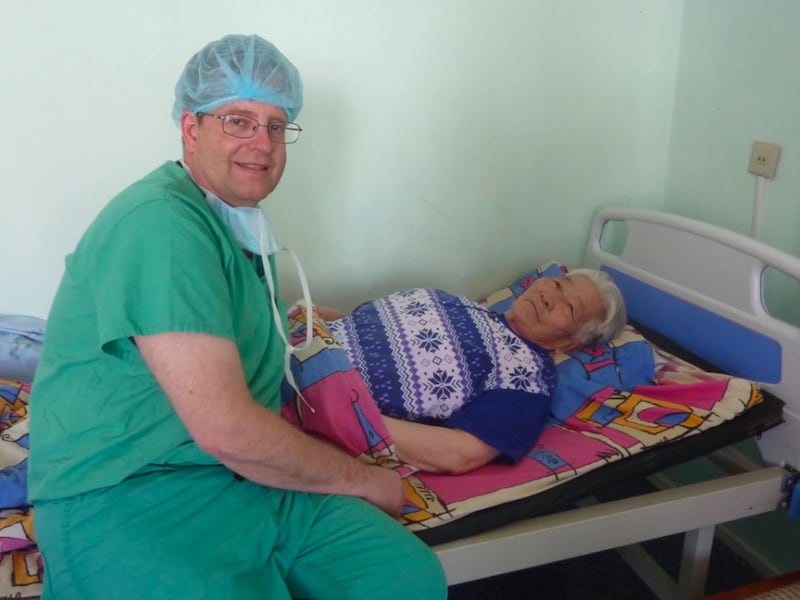 Dr. Raymond R. Price, MD, com um paciente de 85 anos após uma cirurgia laparoscópica bem-sucedida na Mongólia.