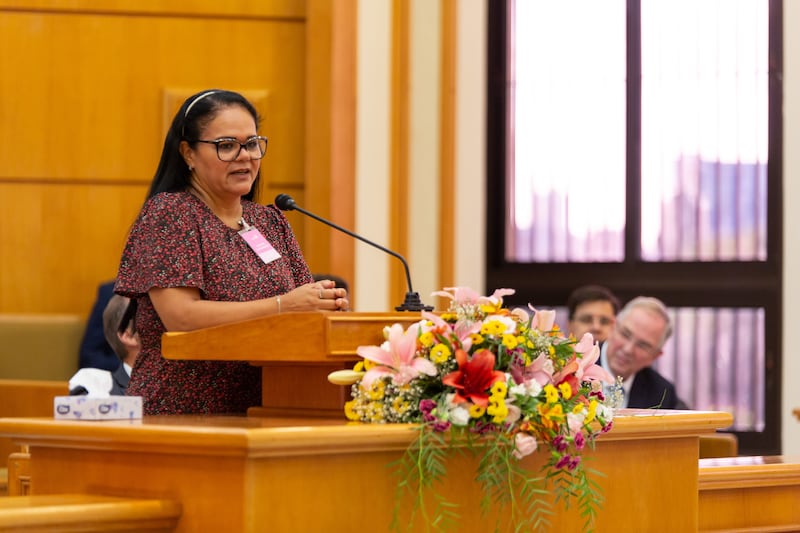 A irmã Marta Caetano de Sá, consultora de organização da Área Brasil, discursa em uma conferência de liderança, com líderes de estacas e alas em Recife, Brasil, no sábado, 4 de março de 2023.