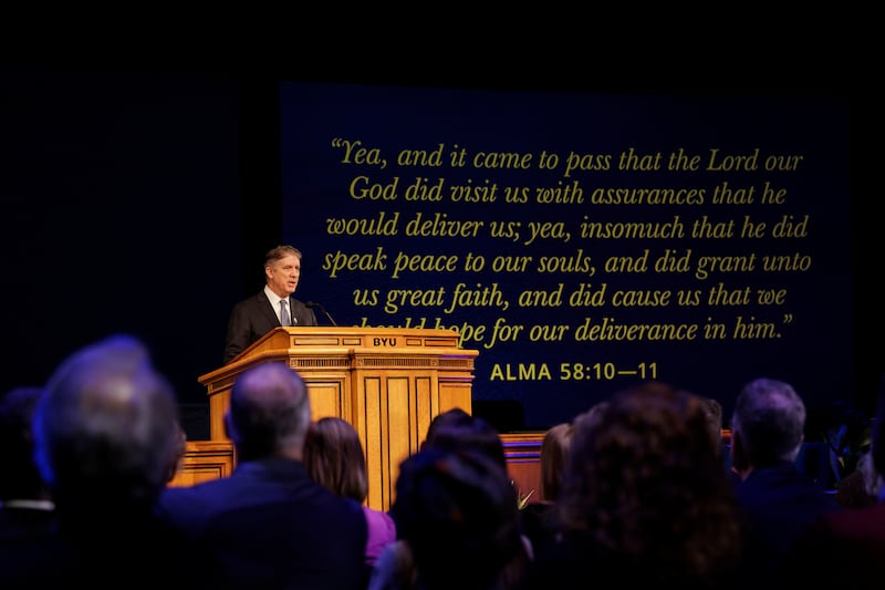 Elder Matthew S. Holland, um Setenta Autoridade Geral, fala durante o devocional da BYU realizado no Marriott Center em Provo, Utah, na terça-feira, 20 de janeiro de 2026.