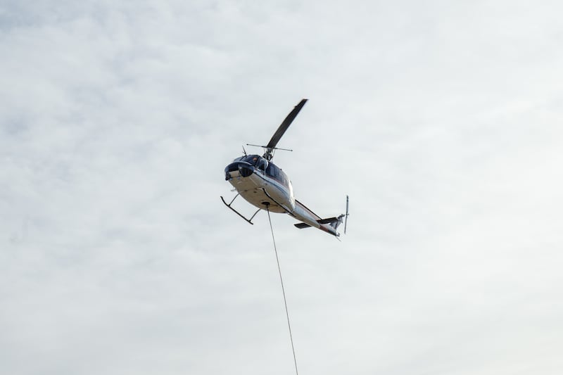 Uma pedra de petróglifo foi repatriada de helicóptero para sua localização original perto da fronteira Utah-Idaho na quinta-feira, 11 de dezembro de 2025.