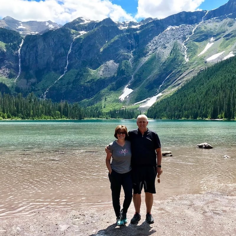 Shawna Edwards — compositora de "Because," uma nova adição aos Hinos—Para Casa e Igreja — e seu esposo, John Edwards, fazem uma pausa para uma foto no Parque Nacional Glacier, Montana, julho de 2019.