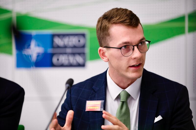 Riley Owen é fotografado na sede da OTAN em Bruxelas, Bélgica, enquanto se reunia com vários funcionários, em uma visita do Instituto Liechtenstein, um grupo de pesquisa da Universidade de Princeton que ele ajudou a liderar.