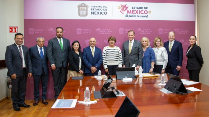 Elder Gary E. Stevenson e sua esposa, irmã Lesa Stevenson, encontram-se com Delfina Gómez, governadora do Estado do México.