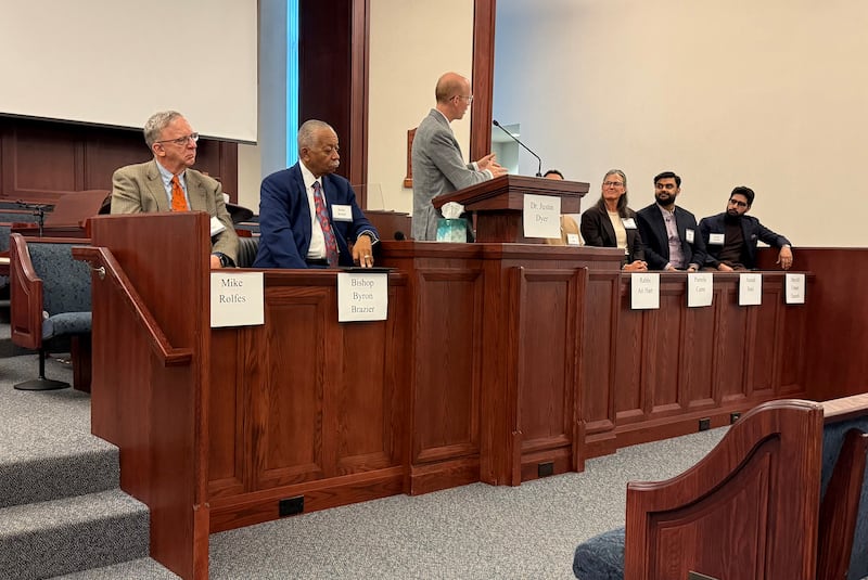Oradores se sentam juntos no estrado em um encontro interreligioso em Chicago, Illinois, em 14 de outubro de 2026.