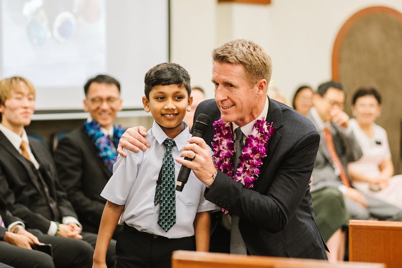 O Presidente Geral dos Rapazes, Timothy L. Farnes, interage com um jovem durante o devocional. O Presidente Farnes ministrou aos jovens e aos membros no Camboja, em Singapura e na Malásia, de 21 a 31 de maio de 2026.