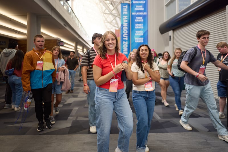 Milhares de jovens adultos solteiros reúnem-se no centro de Salt Lake City, Utah, para a Conferência de Adultos Solteiros da Área de Utah de 2026 nos dias sexta e sábado, 14 e 15 de agosto de 2026.