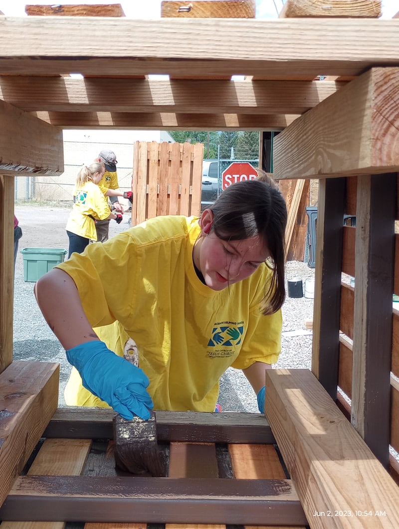 Voluntários constroem e pintam caixotes para latas de lixo, para o Metcalfe Park em Fountain, Colorado, em 2 de junho de 2023. O projeto fazia parte do Dia de Serviço da Estaca Fountain Colorado.