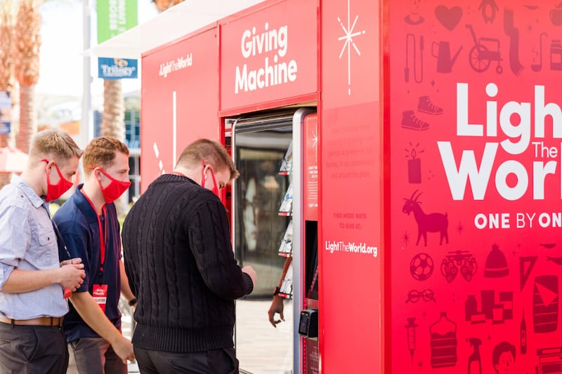 Pessoas escolhem opções na Máquina de Doações em Las Vegas, Nevada, no dia 3 de novembro de 2021.