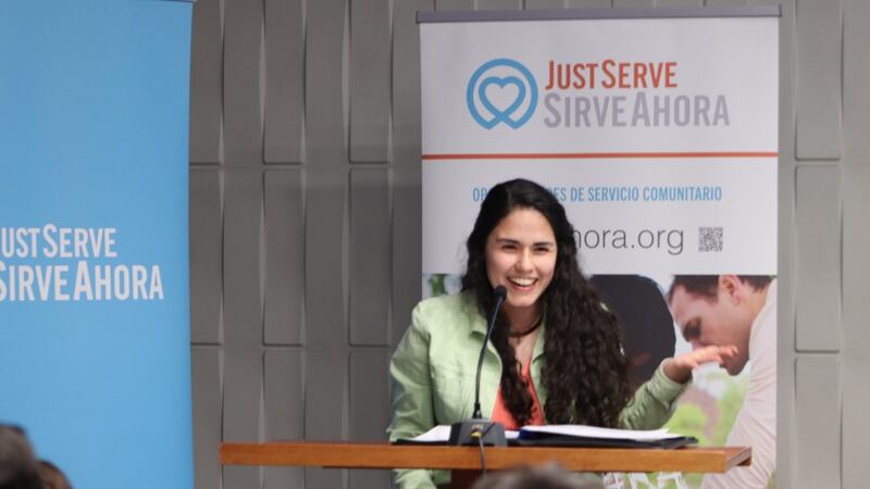Francisca Salgado, especialista do ServirAgora, fala no lançamento oficial do ServirAgora em Santiago, Chile, em 19 de outubro de 2023.