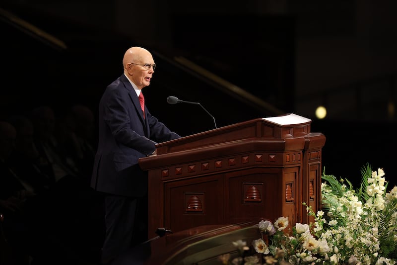 Presidente da Igreja Dallin H. Oaks fala durante a sessão de domingo à tarde da 196ª Conferência Geral Anual de A Igreja de Jesus Cristo dos Santos dos Últimos Dias no Centro de Conferências em Salt Lake City em 5 de abril de 2026.