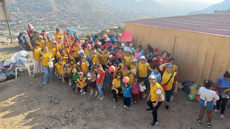 Crianças da Primária da Estaca Lima Peru Comas sorriem com outras crianças da comunidade de Los Coyes após uma atividade de serviço da Primária em 6 de outubro de 2026.