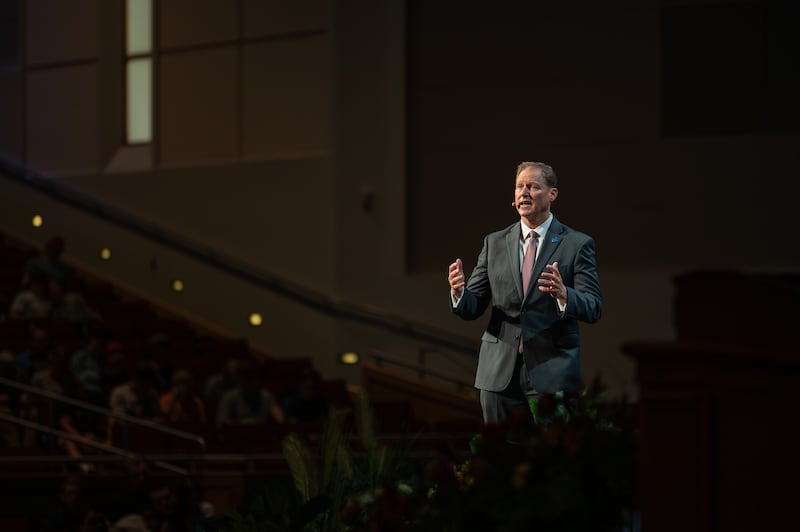 Elder Mark A. Bragg dá uma mensagem no o devocional no I-Center em Rexburg, Idaho, terça-feira, 2 de junho de 2026.