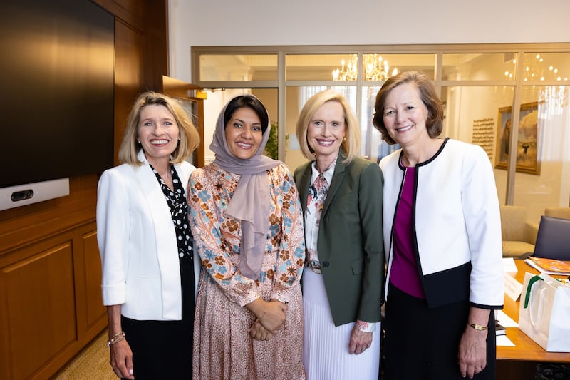 A embaixadora da Arábia Saudita, Princesa Reema, se reúne com as principais líderes mulheres da Igreja em Salt Lake City, no dia 8 de agosto de 2022. Da esquerda para a direita: a presidente geral da Sociedade de Socorro, Camille N. Johnson; Princesa Reema; a presidente geral das Moças, Bonnie H. Cordon; e a presidente geral da Primária, Susan H. Porter.