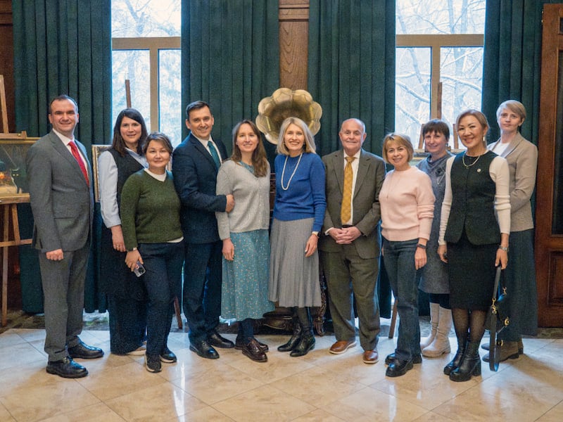 Presidente Camille N. Johnson, seu marido e líderes da Área Eurasiana se reúnem com neonatologistas em Bishkek, Quirguistão, no sábado, 28 de fevereiro de 2026.