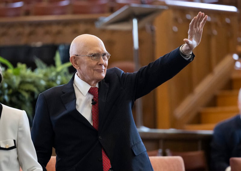 Presidente Dallin H. Oaks, primeiro conselheiro na Primeira Presidência de A Igreja de Jesus Cristo dos Santos dos Últimos Dias, acena ao sair do Assembly Hall na Praça do Templo em Salt Lake City na terça-feira, 17 de maio de 2022, depois que ele e Élder Clark G. Gilbert, Setenta Autoridade Geral e Comissário de Educação da Igreja, falaram em um devocional da Ensign College.