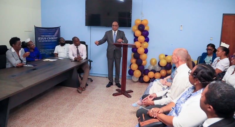 Elder Ahmad S. Corbitt, um Setenta Autoridade Geral e membro da presidência da Área do Caribe da Igreja, fala em um evento onde a Igreja doou equipamentos médicos a dois hospitais na Jamaica.