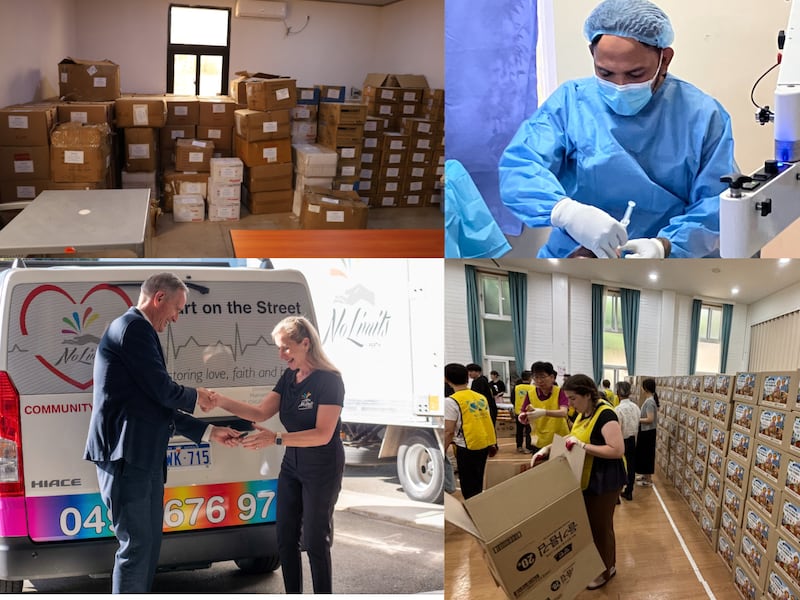No sentido horário começando pelo topo à esquerda: Estoque de suprimentos médicos doados pela Igreja para apoiar os esforços de resposta do Ebola no Instituto Nacional de Pesquisa Biomédica, Kinshasa, República Democrática do Congo, 16 de julho de 2026; Dr. Muhammad Imran do Hospital Internacional do Pacífico realiza uma cirurgia de catarata usando um microscópio portátil de cataratas doado pela Igreja na aldeia de Bialla na Província de Nova Bretanha Ocidental, Papua Nova Guiné em 2026 (foto tirada pela Irmã Kimie Dandoy); Membros da Estaca Busan Korea empacotam caixas para idosos necessitados na comunidade em Busan, Coreia do Sul, em 13 de julho de 2026; Janine Wood, cofundadora do No Limits Perth, recebe as chaves do novo veículo de divulgação comunitária Heart on the Street do Élder Marty Newton, missionário humanitário da Igreja, em Perth, Austrália, 3 de agosto de 2026.