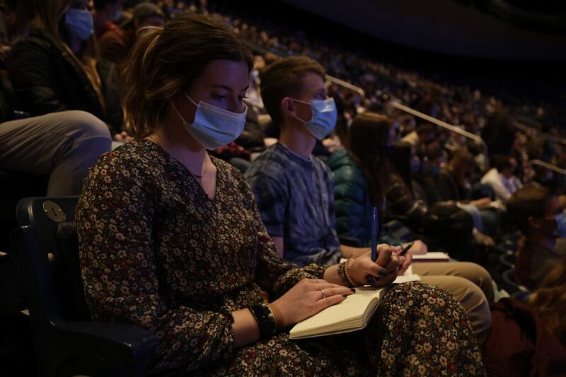 Estudantes da Universidade Brigham Young tomam notas enquanto Élder Jeffrey R. Holland, do Quórum dos Doze Apóstolos, discursa durante o devocional no Marriott Center de Provo na terça-feira, dia 18 de janeiro de 2022.