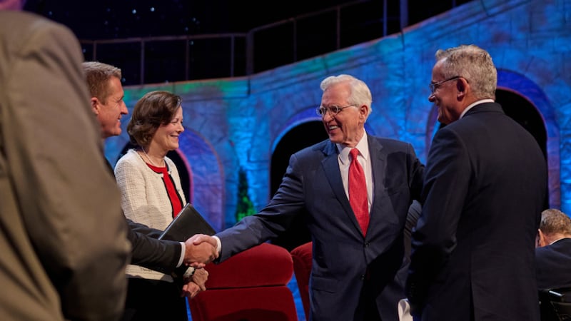 Presidente D. Todd Christofferson aperta as mãos do Presidente Geral dos Rapazes Timothy L. Farnes durante a filmagem do devocional de Natal da Primeira Presidência, que foi transmitido no domingo, 7 de dezembro de 2025. Elder Patrick Kearon e a Presidente Geral da Primária Susan H Porter também são vistos.