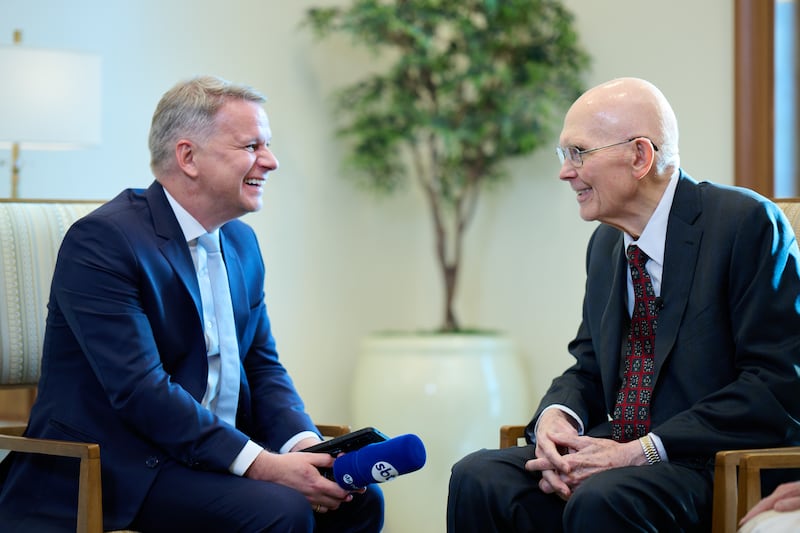 O Presidente Dallin H. Oaks, à direita, está sendo entrevistado pela âncora do SBT News Leandro Magalhães em 15 de agosto de 2026, no Brasil.