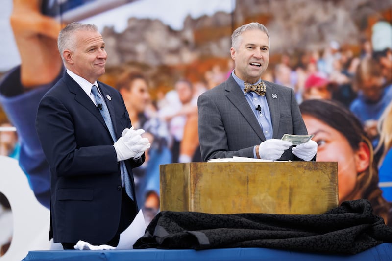 Presidente da BYU C. Shane Reese e o bibliotecário da BYU Rick Anderson abrem uma cápsula do tempo no Dia do Fundador, 16 de outubro de 2025, na Brigham Square em Provo, Utah.