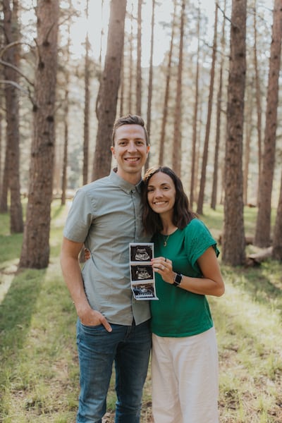 O santo dos últimos dias e ex-astro do basquete da Universidade Utah State, Justin Bean, e sua esposa, Claire, estão se mudando para a Alemanha em agosto de 2023, onde Justin jogará basquete profissional no Alba Berlin e sua esposa dará à luz o primeiro filho do casal. Seu bebê deve nascer em novembro de 2023.