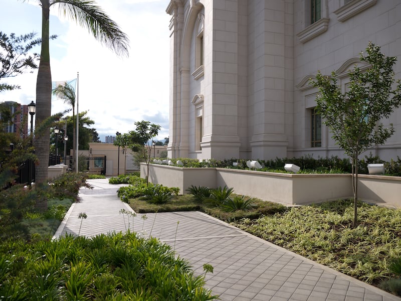 Uma passarela ao lado do Templo de Miraflores da Cidade da Guatemala na Guatemala.