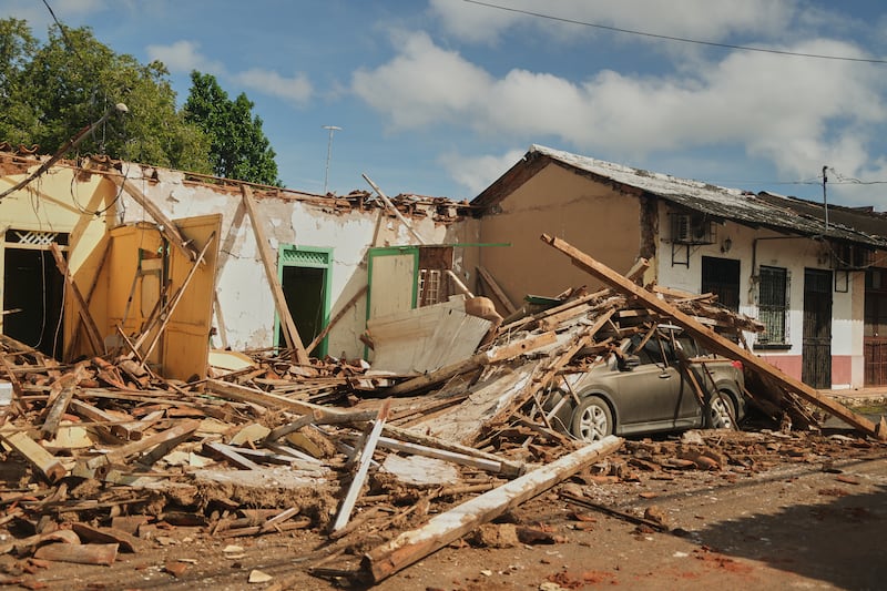 Um carro está coberto de escombros de casas danificadas por um terremoto em Villa de los Santos, Panamá, sábado, 10 de outubro de 2026.