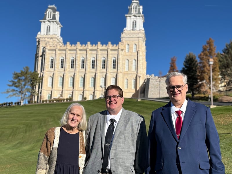 À esquerda, Kris Sorensen e seus filhos, Matthew Sorensen e Daniel Sorensen, em pé na frente do Templo de Manti, Utah, depois de realizarem batismos pelos mortos em 10 de outubro de 2025.