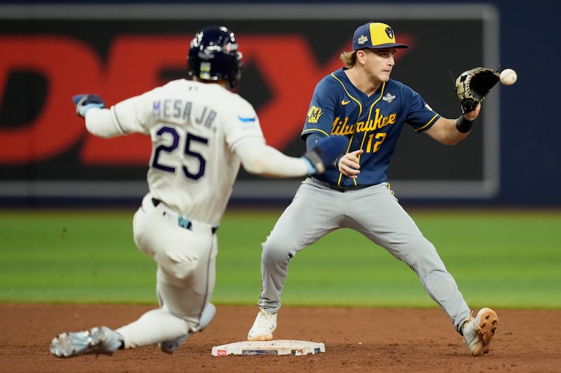 O shortstop do Milwaukee Brewers Cooper Pratt força Victor Mesa Jr. do Tampa Bay Rays para fora na segunda base após Nick Fortes fazer um duplo play durante a sexta entrada do Jogo 3 da Série Mundial de beisebol, segunda-feira, 26 de outubro de 2026, em São Petersburgo, Flórida, entre o Milwaukee Brewers e o Tampa Bay Rays.