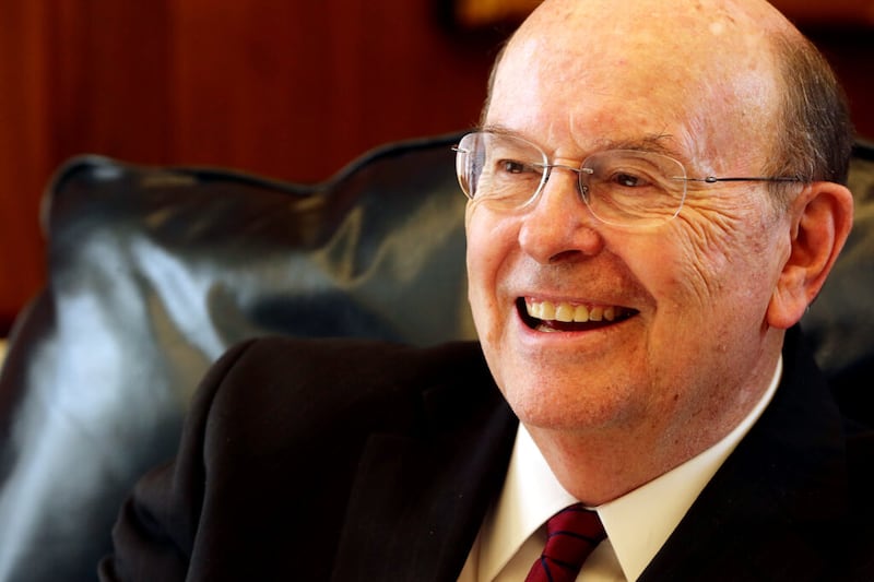 Élder Quentin L. Cook, do Quórum dos Doze Apóstolos de A Igreja de Jesus Cristo dos Santos dos Últimos Dias, sentado em seu escritório no Edifício Administrativo da Igreja em Salt Lake City na quarta-feira, 24 de junho de 2020, falando sobre um discurso no qual ele fará referência a um livro intitulado Heber C. Kimball.