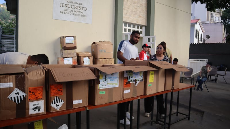 Voluntários e missionários da Igreja de Jesus Cristo dos Santos dos Últimos Dias preparam itens para aqueles afetados pelos duplos terremotos na Venezuela no sábado, 27 de junho de 2026.