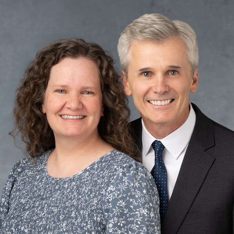 Brian W. Baker e Kristi Baker, que servirão como presidente e companheira da Missão Chile Santiago Norte a partir de julho de 2026.